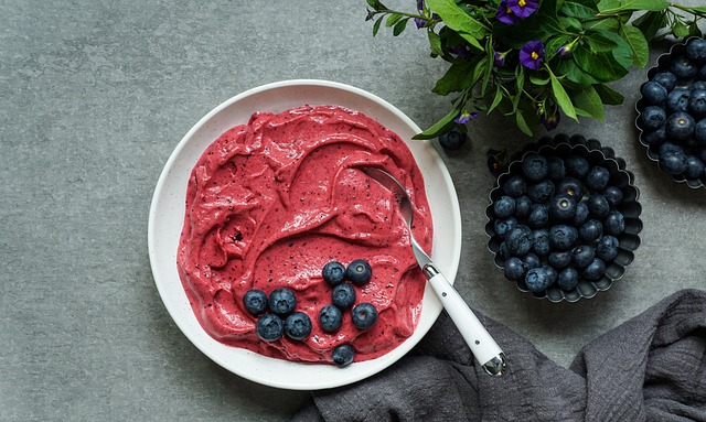 Smoothie bowl s granolou: Sycený vitamínový recept s granolou