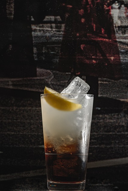 2. Nejlepší způsob podávání Long Island Iced Tea: Sklenice, led⁤ a atraktivní dekorace, které zvýrazní tento‍ alkoholový koktejl