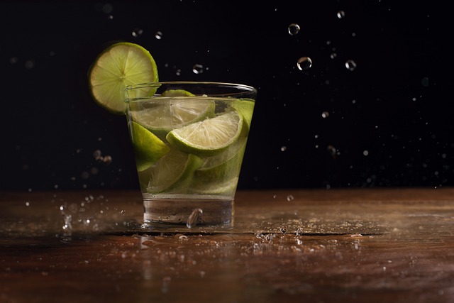 1. Základní ingredience pro autentický Caipirinha koktejl: Objasnění historie a výběr správných surovin